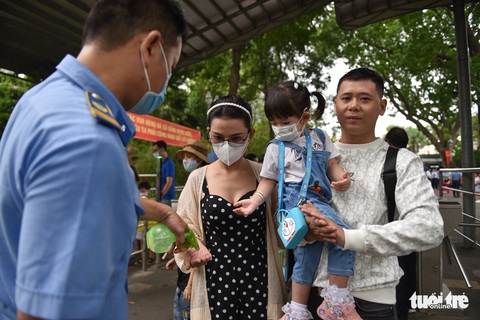 Đông nghịt người xếp hàng chờ mua vé vào Thảo cầm viên Sài Gòn - Ảnh 6. Đông nghịt người xếp hàng chờ mua vé vào Thảo cầm viên Sài Gòn - Ảnh 6.