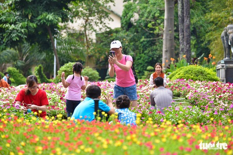 Đông nghịt người xếp hàng chờ mua vé vào Thảo cầm viên Sài Gòn - Ảnh 11. Đông nghịt người xếp hàng chờ mua vé vào Thảo cầm viên Sài Gòn - Ảnh 11.