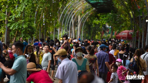 Đông nghịt người xếp hàng chờ mua vé vào Thảo cầm viên Sài Gòn - Ảnh 7. Đông nghịt người xếp hàng chờ mua vé vào Thảo cầm viên Sài Gòn - Ảnh 7.