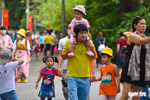 Đông nghịt người xếp hàng chờ mua vé vào Thảo cầm viên Sài Gòn - Ảnh 15. Đông nghịt người xếp hàng chờ mua vé vào Thảo cầm viên Sài Gòn - Ảnh 15.