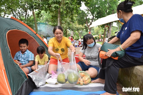 Đông nghịt người xếp hàng chờ mua vé vào Thảo cầm viên Sài Gòn - Ảnh 9. Đông nghịt người xếp hàng chờ mua vé vào Thảo cầm viên Sài Gòn - Ảnh 9.