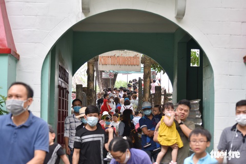 Đông nghịt người xếp hàng chờ mua vé vào Thảo cầm viên Sài Gòn - Ảnh 16. Đông nghịt người xếp hàng chờ mua vé vào Thảo cầm viên Sài Gòn - Ảnh 16.