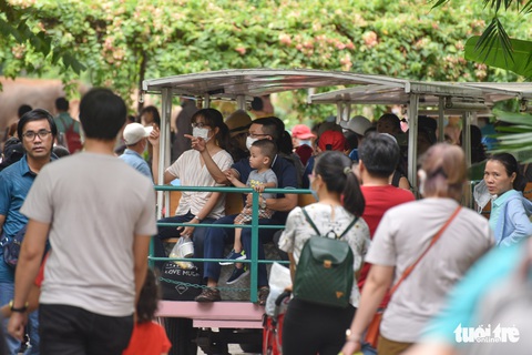 Đông nghịt người xếp hàng chờ mua vé vào Thảo cầm viên Sài Gòn - Ảnh 13. Đông nghịt người xếp hàng chờ mua vé vào Thảo cầm viên Sài Gòn - Ảnh 13.