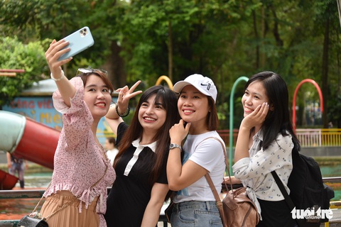 Đông nghịt người xếp hàng chờ mua vé vào Thảo cầm viên Sài Gòn - Ảnh 8. Đông nghịt người xếp hàng chờ mua vé vào Thảo cầm viên Sài Gòn - Ảnh 8.