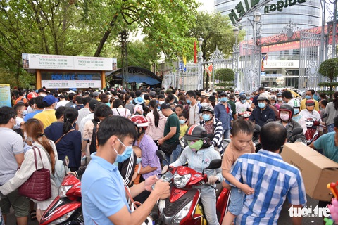 Đông nghịt người xếp hàng chờ mua vé vào Thảo cầm viên Sài Gòn - Ảnh 2. Đông nghịt người xếp hàng chờ mua vé vào Thảo cầm viên Sài Gòn - Ảnh 2.