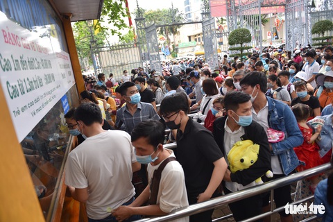 Đông nghịt người xếp hàng chờ mua vé vào Thảo cầm viên Sài Gòn - Ảnh 1. Đông nghịt người xếp hàng chờ mua vé vào Thảo cầm viên Sài Gòn - Ảnh 1.