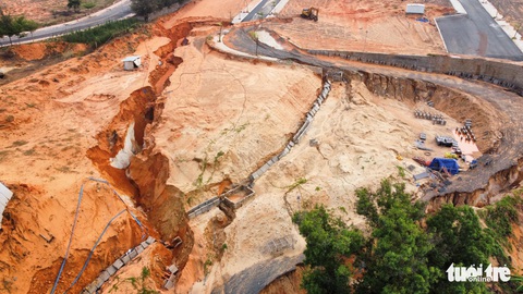 Cát đỏ lại tràn như thác lũ, ngập lênh láng đường sá, nhà hàng ở Mũi Né - Ảnh 2. Cát đỏ lại tràn như thác lũ, ngập lênh láng đường sá, nhà hàng ở Mũi Né - Ảnh 2.