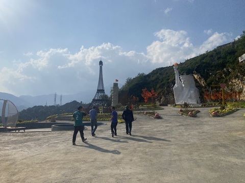 Yêu cầu điểm check-in có tượng Nữ thần Tự do bị ‘ném đá’ dừng đón khách - Ảnh 2. Yêu cầu điểm check-in có tượng Nữ thần Tự do bị ‘ném đá’ dừng đón khách - Ảnh 2.