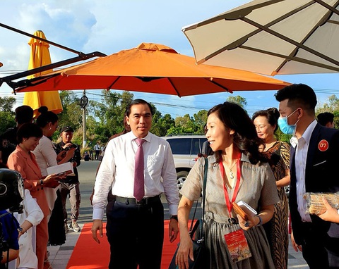 Du khách đổ về thành phố không ngủ ở Phú Quốc, càng về khuya càng nhộn nhịp - Ảnh 3. Du khách đổ về thành phố không ngủ ở Phú Quốc, càng về khuya càng nhộn nhịp - Ảnh 3.