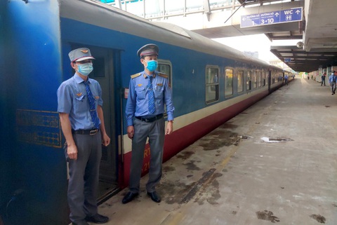 Đường sắt tăng tàu, hàng không tính bay đêm phục vụ khách dịp 30-4 - Ảnh 1. Đường sắt tăng tàu, hàng không tính bay đêm phục vụ khách dịp 30-4 - Ảnh 1.