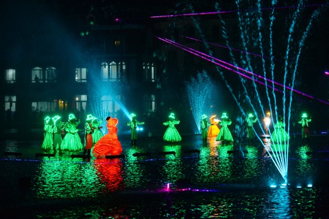 Hai show diễn triệu USD tại Thành phố không ngủ - Ảnh 4. Hai show diễn triệu USD tại Thành phố không ngủ - Ảnh 4.