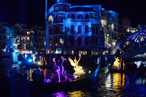 Hai show diễn triệu USD tại Thành phố không ngủ - Ảnh 6. Hai show diễn triệu USD tại Thành phố không ngủ - Ảnh 6.
