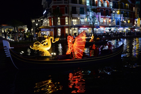 Hai show diễn triệu USD tại Thành phố không ngủ - Ảnh 7. Hai show diễn triệu USD tại Thành phố không ngủ - Ảnh 7.