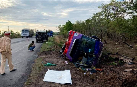 Lật xe khách trên quốc lộ 14, 30 hành khách bị thương - Ảnh 1. Lật xe khách trên quốc lộ 14, 30 hành khách bị thương - Ảnh 1.
