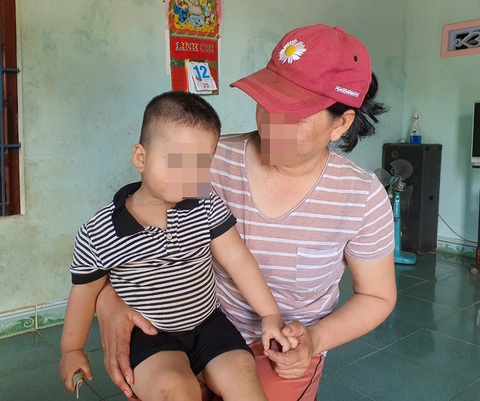 ‘Chủ nợ tạt phân mẹ con người mắc nợ’: Có hành vi xâm hại trẻ em - Ảnh 2. ‘Chủ nợ tạt phân mẹ con người mắc nợ’: Có hành vi xâm hại trẻ em - Ảnh 2.