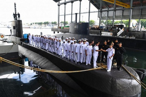 Indonesia điều tàu chiến tìm tàu ngầm mất tích, phát hiện vết dầu loang - Ảnh 6. Indonesia điều tàu chiến tìm tàu ngầm mất tích, phát hiện vết dầu loang - Ảnh 6.