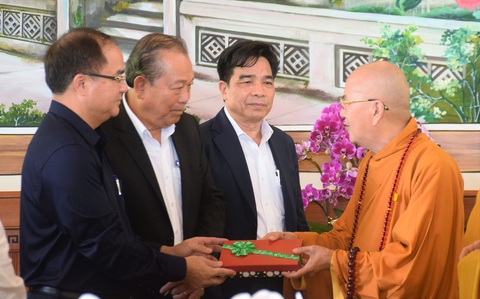 Phó thủ tướng Trương Hòa Bình viếng hương hòa thượng Thích Thiện Duyên - Ảnh 2. Phó thủ tướng Trương Hòa Bình viếng hương hòa thượng Thích Thiện Duyên - Ảnh 2.