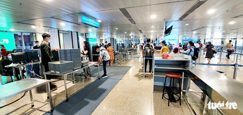 Tân Sơn Nhất lắp đặt thêm 5 máy soi chiếu an ninh, thoáng ngay - Ảnh 1. Tân Sơn Nhất lắp đặt thêm 5 máy soi chiếu an ninh, thoáng ngay - Ảnh 1.