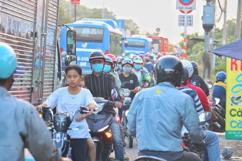 Chạy xe ngược chiều: đừng để xảy ra tai nạn mới chịu thay đổi - Ảnh 1. Chạy xe ngược chiều: đừng để xảy ra tai nạn mới chịu thay đổi - Ảnh 1.