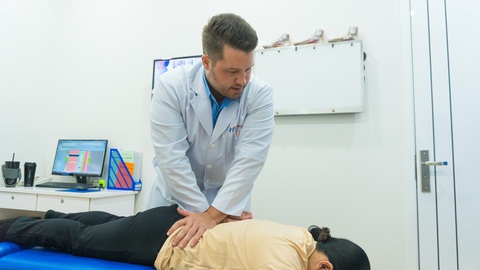 Chiropractor - bác sĩ chuyên khoa trị liệu thần kinh cột sống: Họ là ai? - Ảnh 3. Chiropractor - bác sĩ chuyên khoa trị liệu thần kinh cột sống: Họ là ai? - Ảnh 3.