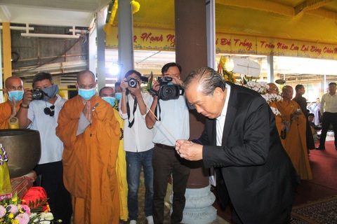 Phó thủ tướng Trương Hòa Bình viếng hương hòa thượng Thích Thiện Duyên - Ảnh 1. Phó thủ tướng Trương Hòa Bình viếng hương hòa thượng Thích Thiện Duyên - Ảnh 1.