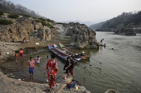 Myanmar bắn cảnh cáo tàu Thái Lan, đề phòng tiếp tế cho phe chống đối - Ảnh 1. Myanmar bắn cảnh cáo tàu Thái Lan, đề phòng tiếp tế cho phe chống đối - Ảnh 1.
