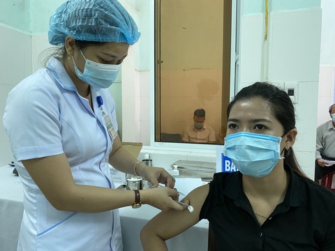 Quảng Nam tiêm 8.400 liều vắc xin COVID-19 cho lực lượng tuyến đầu chống dịch - Ảnh 1. Quảng Nam tiêm 8.400 liều vắc xin COVID-19 cho lực lượng tuyến đầu chống dịch - Ảnh 1.
