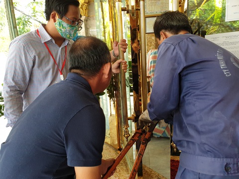 Cưỡng chế cắt 3 lầu vượt phép của khách sạn bề thế ở quận 10 - Ảnh 3. Cưỡng chế cắt 3 lầu vượt phép của khách sạn bề thế ở quận 10 - Ảnh 3.