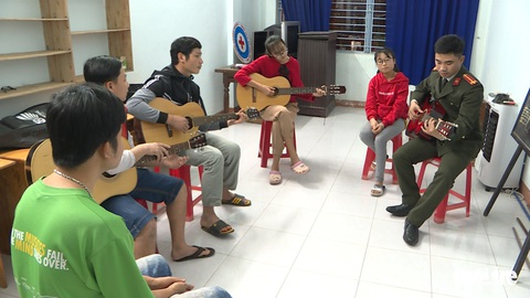 Tiếng guitar từ lớp học đặc biệt - Ảnh 1. Tiếng guitar từ lớp học đặc biệt - Ảnh 1.