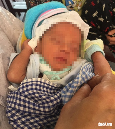 Lên mạng xin con nuôi, bất ngờ nhặt được bé trai trước cổng nhà - Ảnh 1. Lên mạng xin con nuôi, bất ngờ nhặt được bé trai trước cổng nhà - Ảnh 1.
