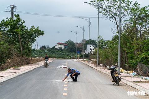 Đường chưa bàn giao, nắp hố ga tải trọng 40 tấn nhưng lấy tay bẻ cũng vỡ - Ảnh 2. Đường chưa bàn giao, nắp hố ga tải trọng 40 tấn nhưng lấy tay bẻ cũng vỡ - Ảnh 2.