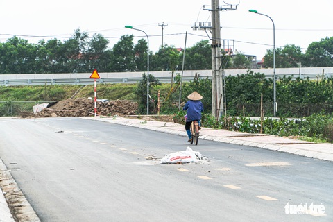 Đường chưa bàn giao, nắp hố ga tải trọng 40 tấn nhưng lấy tay bẻ cũng vỡ - Ảnh 8. Đường chưa bàn giao, nắp hố ga tải trọng 40 tấn nhưng lấy tay bẻ cũng vỡ - Ảnh 8.