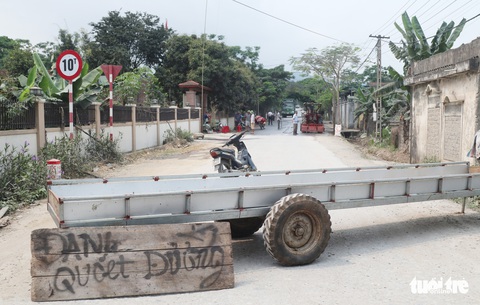 Dân ngộp thở vì bụi mù mịt từ ba mỏ đá hoạt động ngày đêm - Ảnh 3. Dân ngộp thở vì bụi mù mịt từ ba mỏ đá hoạt động ngày đêm - Ảnh 3.