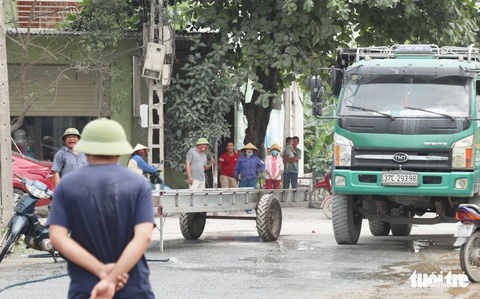 Dân ngộp thở vì bụi mù mịt từ ba mỏ đá hoạt động ngày đêm - Ảnh 1. Dân ngộp thở vì bụi mù mịt từ ba mỏ đá hoạt động ngày đêm - Ảnh 1.