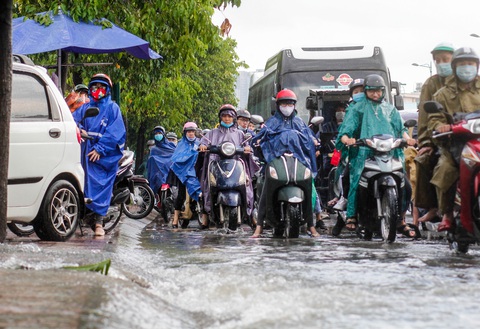 Đường Phạm Văn Đồng ngập, kẹt xe sau mưa lớn, CSGT phải moi rác cho nước chảy - Ảnh 5. Đường Phạm Văn Đồng ngập, kẹt xe sau mưa lớn, CSGT phải moi rác cho nước chảy - Ảnh 5.