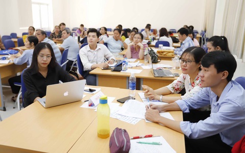Đã quá hạn, vẫn còn hơn 30 tỉnh thành chưa chọn được sách giáo khoa mới - Ảnh 1. Đã quá hạn, vẫn còn hơn 30 tỉnh thành chưa chọn được sách giáo khoa mới - Ảnh 1.
