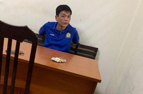 Cảnh sát giao thông phóng mô tô bắt cướp trên phố cổ Hà Nội - Ảnh 1. Cảnh sát giao thông phóng mô tô bắt cướp trên phố cổ Hà Nội - Ảnh 1.