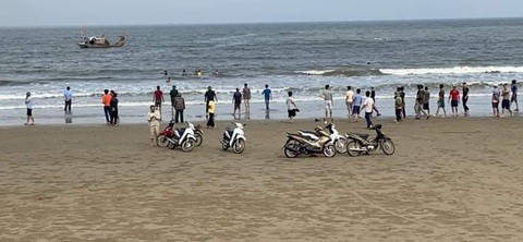 4 học sinh đuối nước khi tắm biển, mới tìm thấy thi thể 1 em - Ảnh 1. 4 học sinh đuối nước khi tắm biển, mới tìm thấy thi thể 1 em - Ảnh 1.
