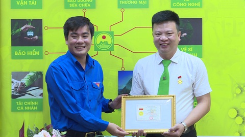 Tài xế taxi nhảy sông cứu người tự tử được nhận huy hiệu Tuổi trẻ dũng cảm - Ảnh 1. Tài xế taxi nhảy sông cứu người tự tử được nhận huy hiệu Tuổi trẻ dũng cảm - Ảnh 1.