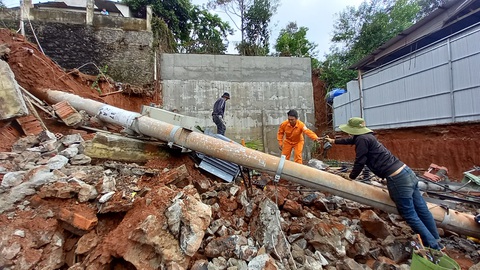 Mưa đầu mùa gây sạt lở trôi cả trạm biến áp ở Gia Nghĩa - Ảnh 2. Mưa đầu mùa gây sạt lở trôi cả trạm biến áp ở Gia Nghĩa - Ảnh 2.