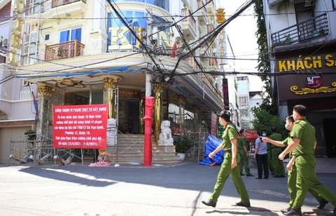 Cưỡng chế cắt 3 lầu vượt phép của khách sạn bề thế ở quận 10 - Ảnh 2. Cưỡng chế cắt 3 lầu vượt phép của khách sạn bề thế ở quận 10 - Ảnh 2.
