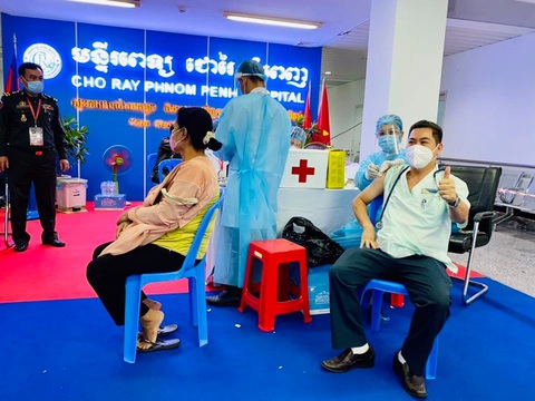 35 nhân viên cách ly, Bệnh viện Chợ Rẫy - Phnom Penh vẫn ra sức tiêm vắc xin cho bà con Campuchia - Ảnh 3. 35 nhân viên cách ly, Bệnh viện Chợ Rẫy - Phnom Penh vẫn ra sức tiêm vắc xin cho bà con Campuchia - Ảnh 3.