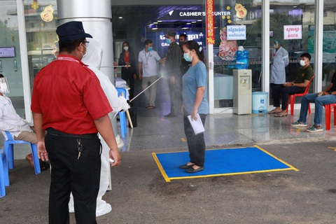 35 nhân viên cách ly, Bệnh viện Chợ Rẫy - Phnom Penh vẫn ra sức tiêm vắc xin cho bà con Campuchia - Ảnh 2. 35 nhân viên cách ly, Bệnh viện Chợ Rẫy - Phnom Penh vẫn ra sức tiêm vắc xin cho bà con Campuchia - Ảnh 2.