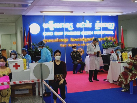 35 nhân viên cách ly, Bệnh viện Chợ Rẫy - Phnom Penh vẫn ra sức tiêm vắc xin cho bà con Campuchia - Ảnh 1. 35 nhân viên cách ly, Bệnh viện Chợ Rẫy - Phnom Penh vẫn ra sức tiêm vắc xin cho bà con Campuchia - Ảnh 1.