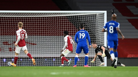 Thủ môn mắc sai lầm ngớ ngẩn khiến Arsenal thua đau Everton - Ảnh 1. Thủ môn mắc sai lầm ngớ ngẩn khiến Arsenal thua đau Everton - Ảnh 1.