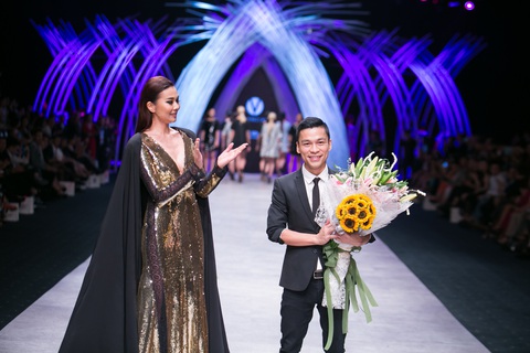 Adrian Anh Tuấn mở màn Tuần lễ thời trang quốc tế Việt Nam Xuân Hè 2021 - Ảnh 2. Adrian Anh Tuấn mở màn Tuần lễ thời trang quốc tế Việt Nam Xuân Hè 2021 - Ảnh 2.