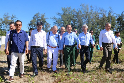 Bí thư Nguyễn Văn Nên dẫn chuyên gia thị sát, bàn chuyện phát triển Cần Giờ - Ảnh 1. Bí thư Nguyễn Văn Nên dẫn chuyên gia thị sát, bàn chuyện phát triển Cần Giờ - Ảnh 1.