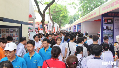 Hà Nội tổ chức phiên giao dịch việc làm: Gần 1.000 việc làm cho học sinh, sinh viên - Ảnh 4. Hà Nội tổ chức phiên giao dịch việc làm: Gần 1.000 việc làm cho học sinh, sinh viên - Ảnh 4.