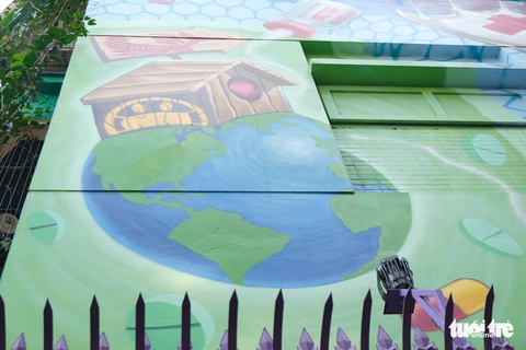Biệt thự graffiti phòng chống COVID-19 ở Hà Nội khiến người đi qua khoái chí - Ảnh 4. Biệt thự graffiti phòng chống COVID-19 ở Hà Nội khiến người đi qua khoái chí - Ảnh 4.