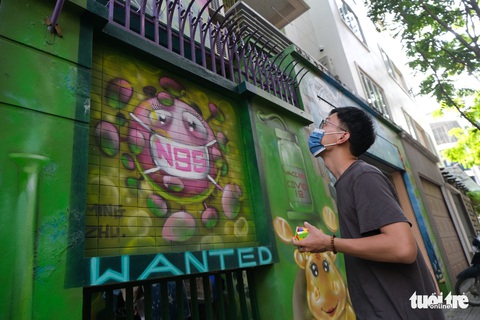 Biệt thự graffiti phòng chống COVID-19 ở Hà Nội khiến người đi qua khoái chí - Ảnh 7. Biệt thự graffiti phòng chống COVID-19 ở Hà Nội khiến người đi qua khoái chí - Ảnh 7.
